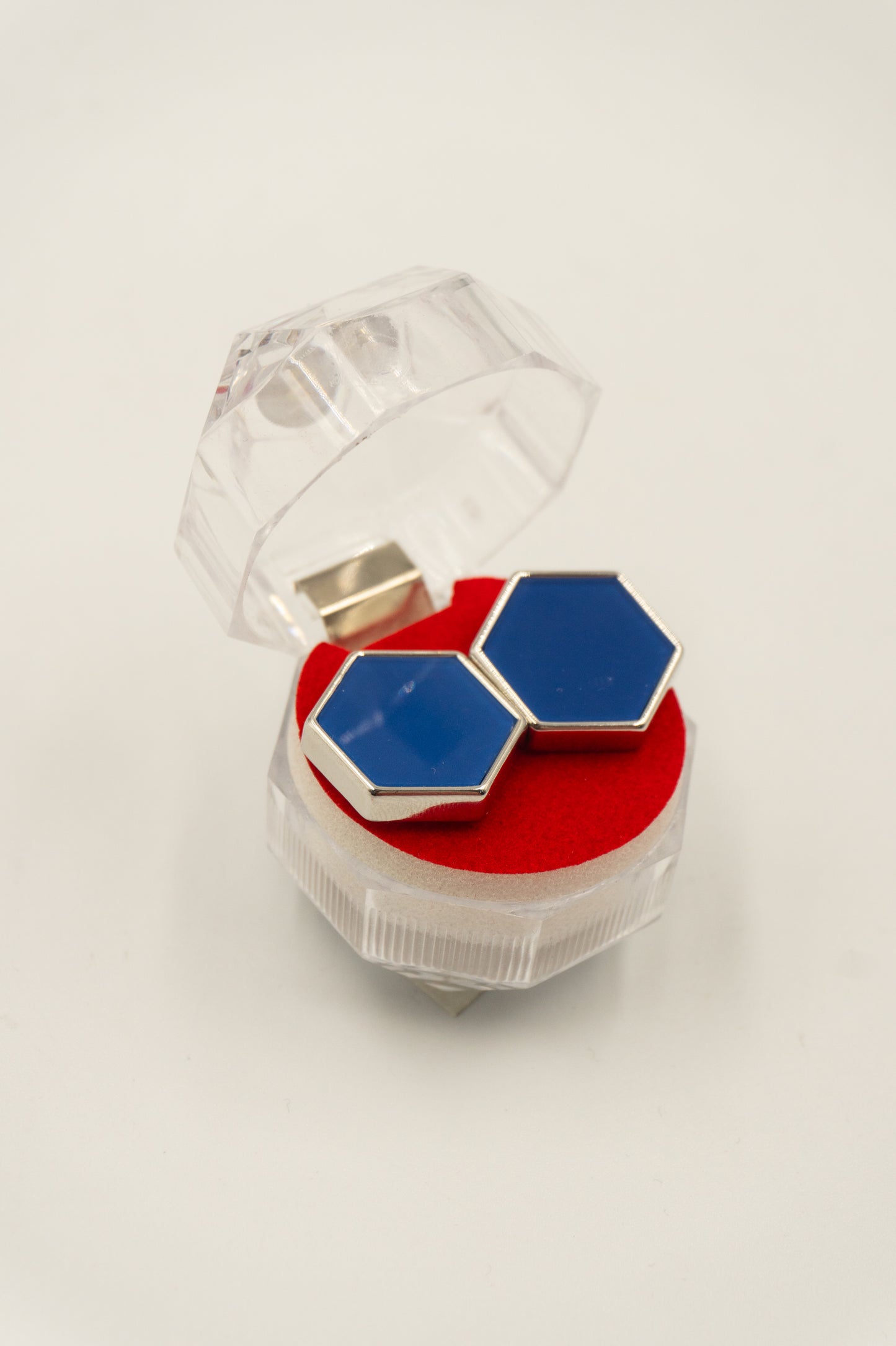 Mancuernilla en forma de hexagono color celeste y borde plateado- MAN - 021