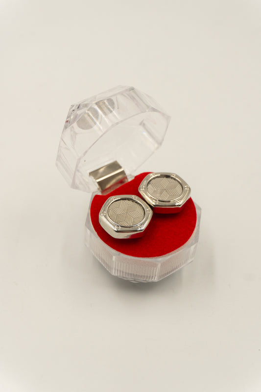 Mancuernilla en forma de hexagono plateado con textura- MAN - 022